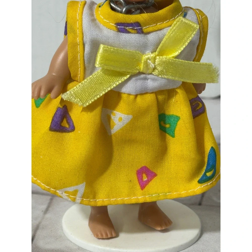 Vintage Kid Kore 1995‎ Mini Doll Blonde Teal Eyes Yellow Geometric Dress